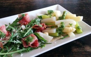 Pointes d’asperge, pesto de roquette, roquette et jambon fumé